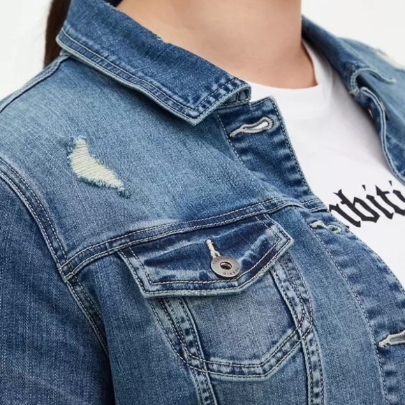 Torrid Distressed Denim Trucker Jacket - Medium Wash- NWOT- Size 4x - Picture 4 of 9